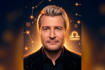 Стилизованный портрет Николая Баскова на фоне ночного неба с созвездиями — иллюстрация к разбору его натальной карты
