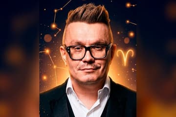 Стилизованный портрет Николая Картозии на фоне ночного неба с созвездиями — иллюстрация к разбору его натальной карты