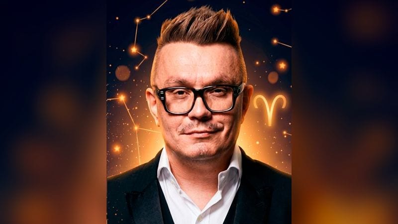 Стилизованный портрет Николая Картозии на фоне ночного неба с созвездиями — иллюстрация к разбору его натальной карты