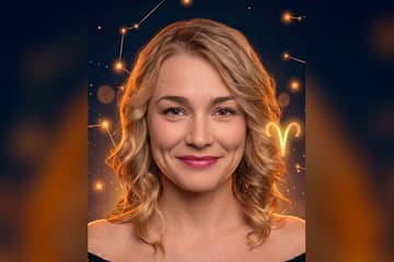 Стилизованный портрет Оксаны Акиньшиной на фоне ночного неба с созвездиями — иллюстрация к разбору её натальной карты