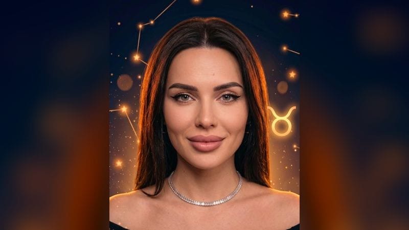 Стилизованный портрет Оксаны Самойловой на фоне тёмного звёздного неба с созвездиями — иллюстрация к разбору её натальной карты