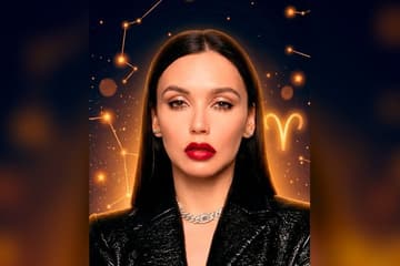 Ольга Серябкина на фоне тёмно-синего ночного неба с созвездиями и золотым символом Овна — иллюстрация к разбору её натальной карты