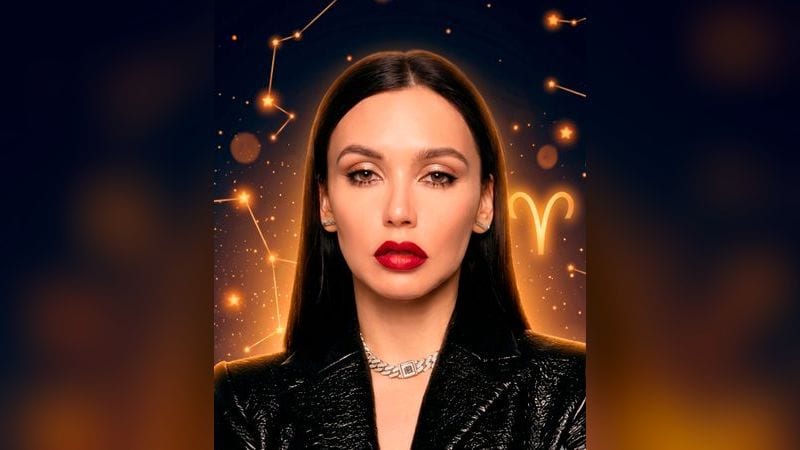 Ольга Серябкина на фоне тёмно-синего ночного неба с созвездиями и золотым символом Овна — иллюстрация к разбору её натальной карты