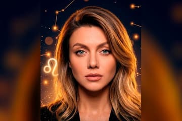Стилизованный портрет Оли Парфенюк на фоне тёмно-синего звёздного неба с созвездиями — иллюстрация к разбору её натальной карты