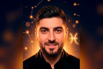 Стилизованный портрет Романа Косицына на фоне тёмного звёздного неба с золотыми созвездиями — иллюстрация к разбору его натальной карты