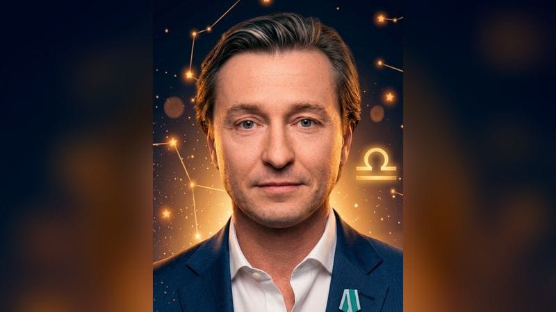 Стилизованный портрет Сергея Безрукова на фоне тёмного звёздного неба с созвездиями — иллюстрация к разбору его натальной карты