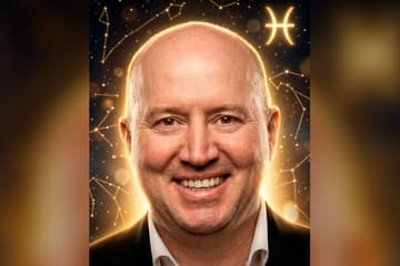 Стилизованный портрет Сергея Бурунова на фоне ночного неба с созвездиями и золотым символом Рыб — иллюстрация к разбору его натальной карты