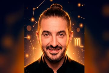 Портрет Сергея Матвиенко на фоне звёздного неба с созвездиями — иллюстрация к разбору его натальной карты