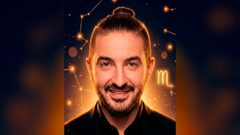 Портрет Сергея Матвиенко на фоне звёздного неба с созвездиями — иллюстрация к разбору его натальной карты