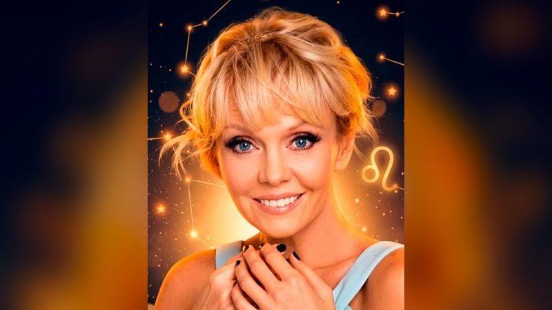 Стилизованный портрет Валерии на фоне ночного неба с созвездиями — иллюстрация к разбору её натальной карты