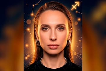 Стилизованный портрет Вики Складчиковой на фоне тёмно-синего звёздного неба с созвездиями — иллюстрация к разбору её натальной карты