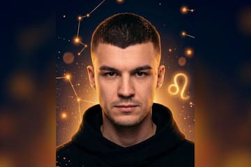 Стилизованный портрет Влада Череватого на фоне тёмного звёздного неба с созвездиями — иллюстрация к разбору его натальной карты