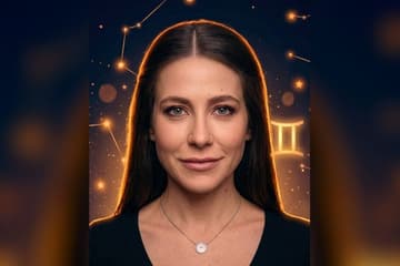 Стилизованный портрет телеведущей Юлии Барановской на фоне ночного неба с созвездиями — иллюстрация к разбору её натальной карты