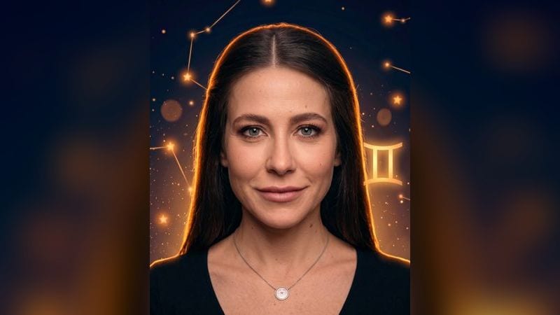 Стилизованный портрет телеведущей Юлии Барановской на фоне ночного неба с созвездиями — иллюстрация к разбору её натальной карты