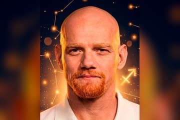 Стилизованный портрет Юрия Колокольникова на фоне ночного неба с созвездиями — иллюстрация к разбору его натальной карты