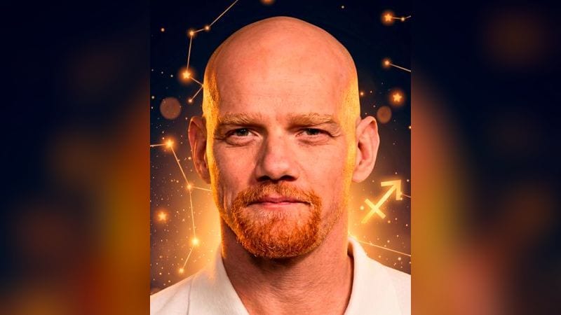 Стилизованный портрет Юрия Колокольникова на фоне ночного неба с созвездиями — иллюстрация к разбору его натальной карты
