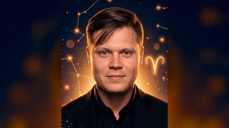 Портрет Жени Трофимова на фоне звёздного неба с глифом Овна — иллюстрация к разбору его натальной карты