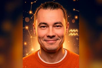Стилизованный портрет Жоры Крыжовникова на фоне ночного неба с созвездиями — иллюстрация к разбору его натальной карты