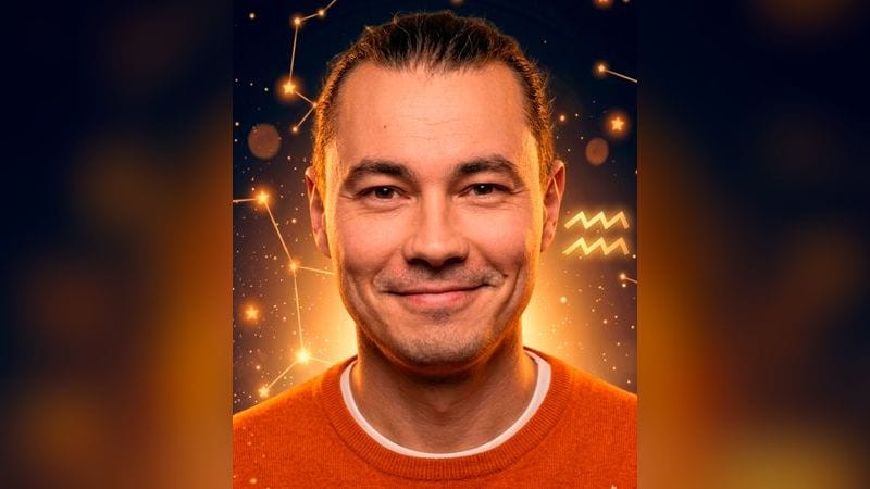 Стилизованный портрет Жоры Крыжовникова на фоне ночного неба с созвездиями — иллюстрация к разбору его натальной карты