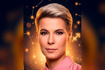 Стилизованный портрет Зои Яровицыной на фоне ночного неба с созвездиями — иллюстрация к разбору её натальной карты